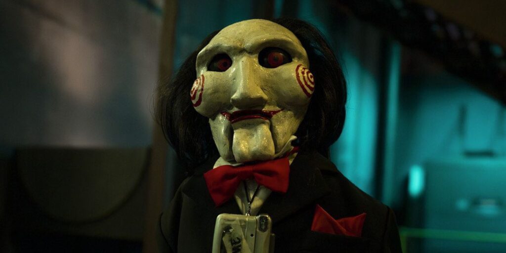 Imagen de Saw X revela el regreso del títere Billy mientras entrega un mensaje