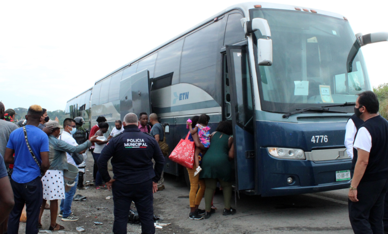 Interceptan a más de 200 migrantes que viajaban en dos autobuses en México