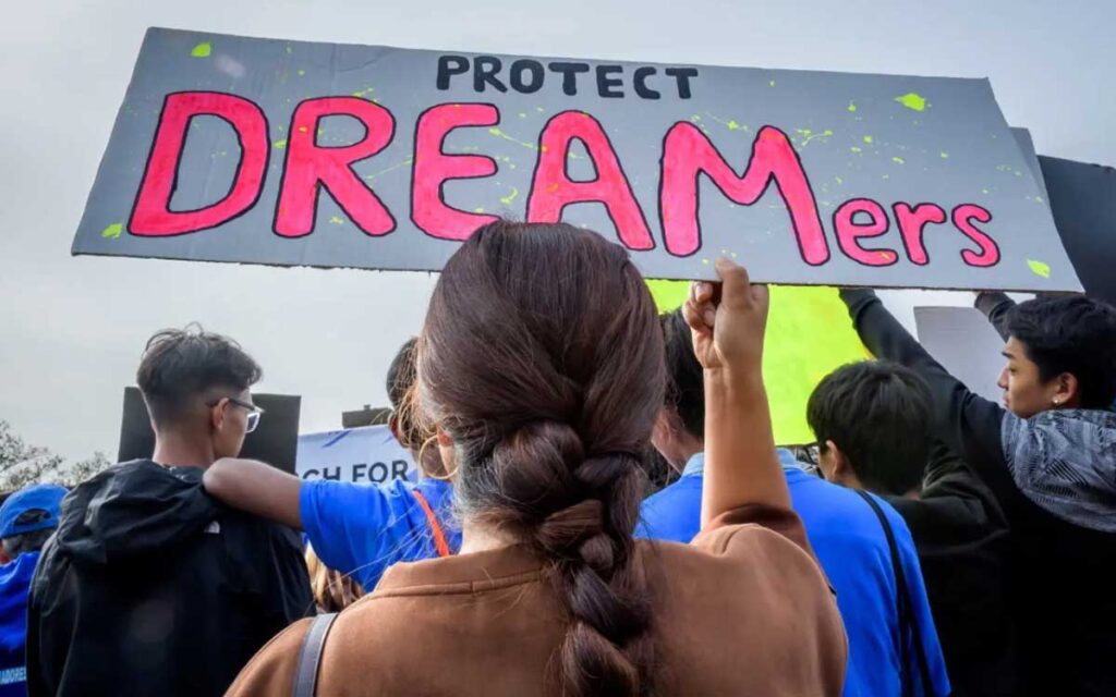 Juez declara ilegal el programa migratorio DACA; gobierno de EU apelará