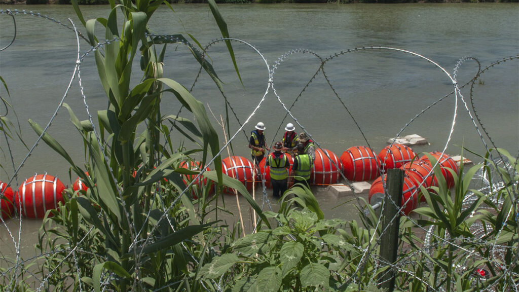 Juez federal ordena a Texas mover boyas a la orilla del río Grande antes del 15 de septiembre