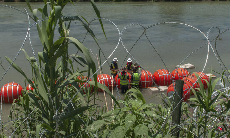 Juez federal ordena a Texas mover boyas a la orilla del río Grande antes del 15 de septiembre