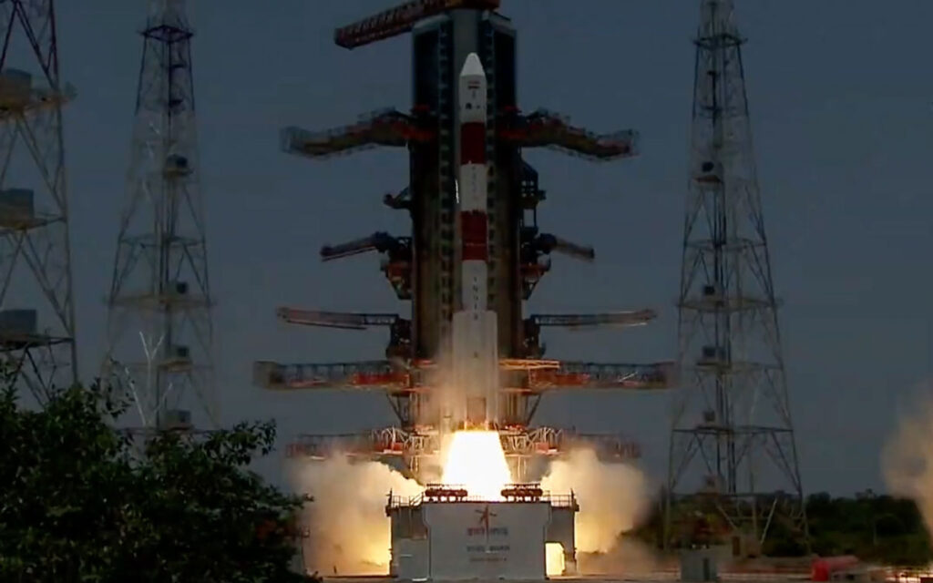 La India lanza con éxito su primera misión espacial al Sol | Video