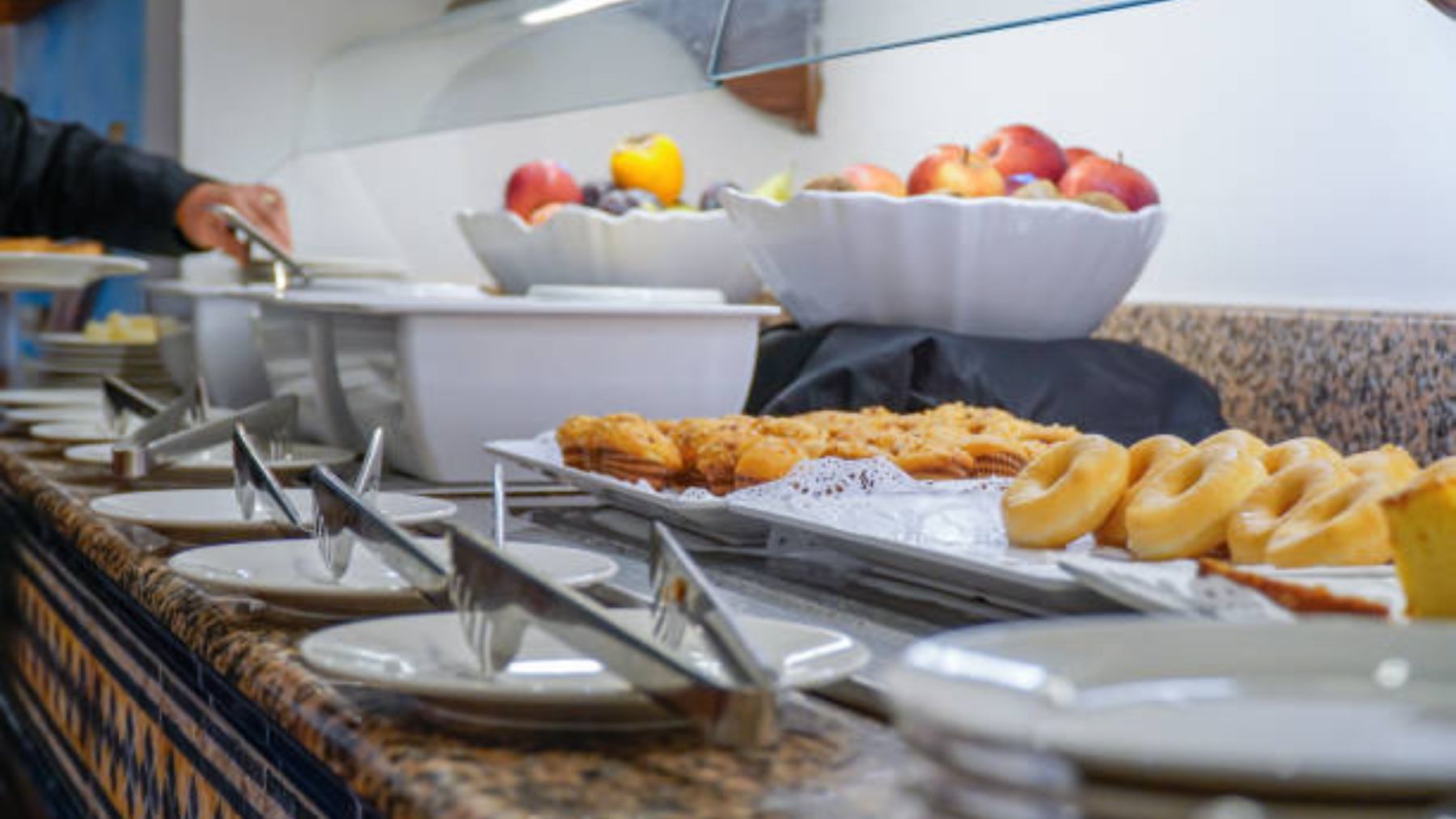 La conversación que escucha en el buffet libre de un hotel es para enmarcar