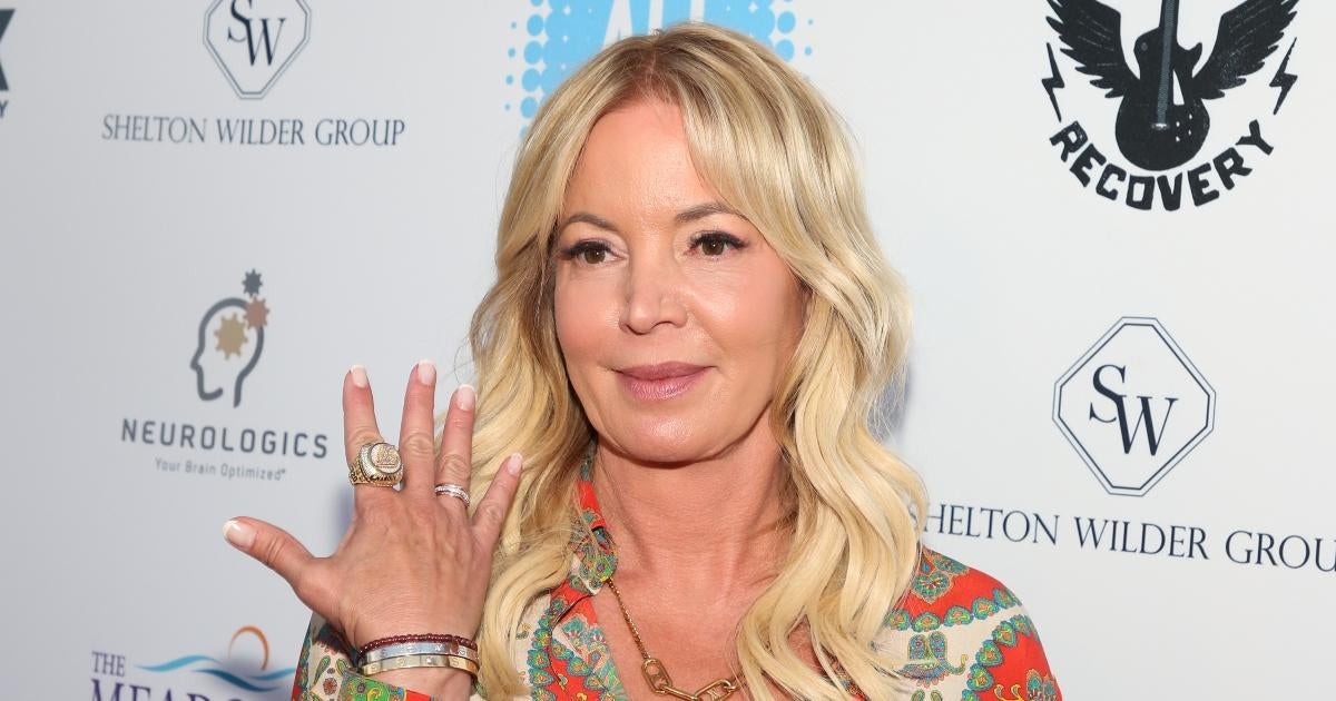 La propietaria de Los Angeles Lakers, Jeanie Buss, se casa con alumna de ‘SNL’