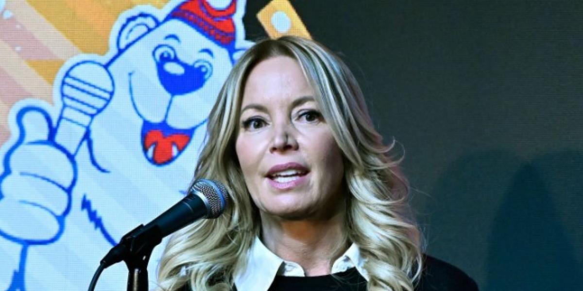 La propietaria de los Lakers denuncia "amenazas de muerte"