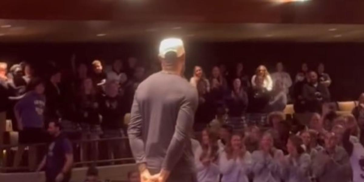 LeBron pone patas arriba un instituto