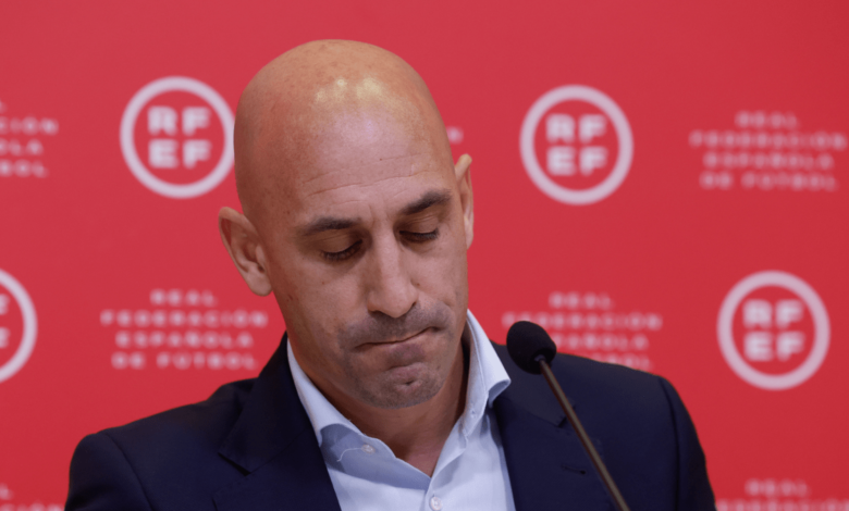 Luis Rubiales, presidente de la Federación Española de Fútbol, renuncia a su cargo tras polémico beso