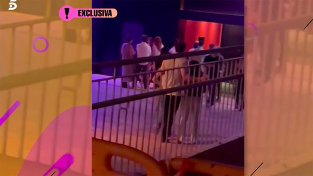 Álvaro Muñoz Escassi, 'tonteando' con tres mujeres / Telecinco