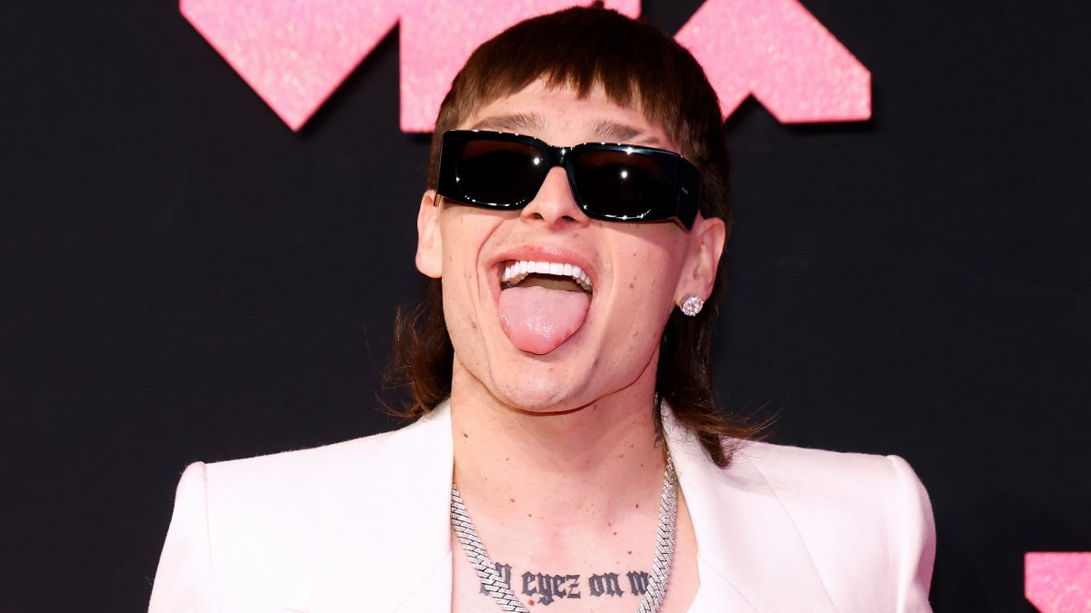 Cancelan concierto de Peso Pluma en Tijuana tras presuntas amenazas del narco