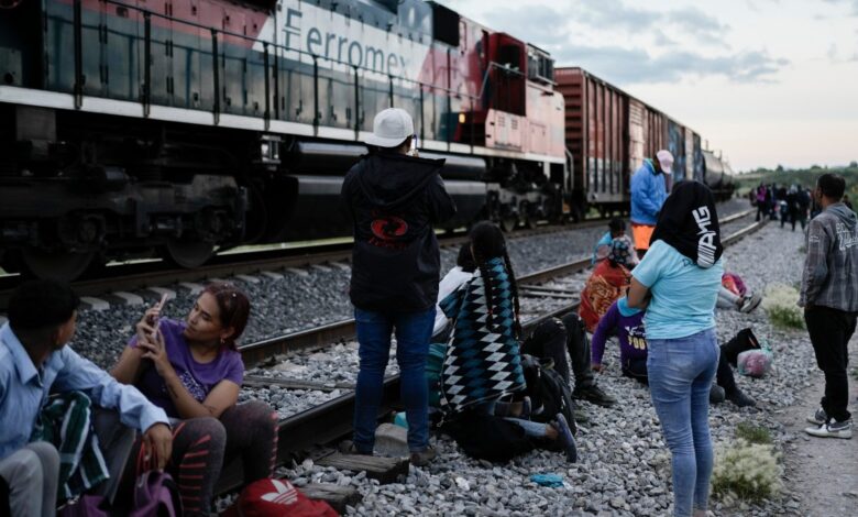 México usará retenes para disuadir a migrantes de subirse a trenes de carga con destino a EEUU