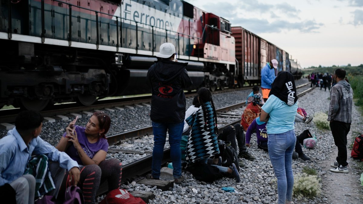 México usará retenes para disuadir a migrantes de subirse a trenes de carga con destino a EEUU