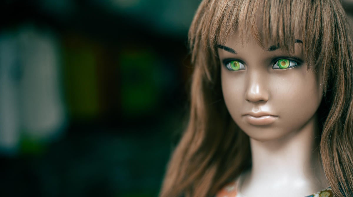 Muñeca ‘embrujada’ con cabello y ojos humanos aterroriza al presentador