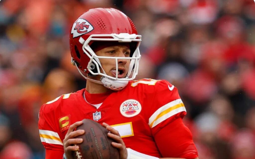 NFL: Patrick Mahomes firma millonaria extensión de contrato con Jefes | Video