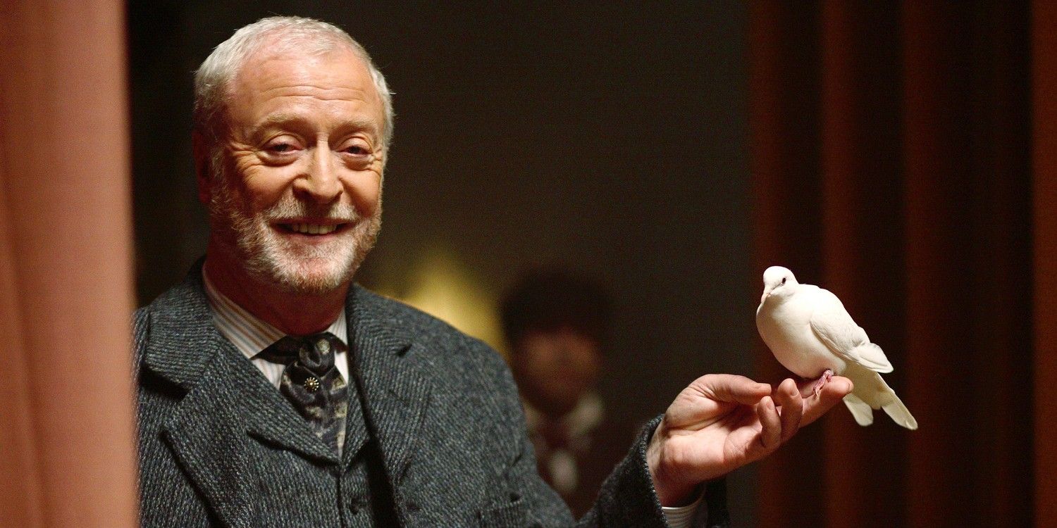 “Nunca tuvimos eso en mi época”: Michael Caine cuestiona la necesidad de coordinadores de intimidad en el set