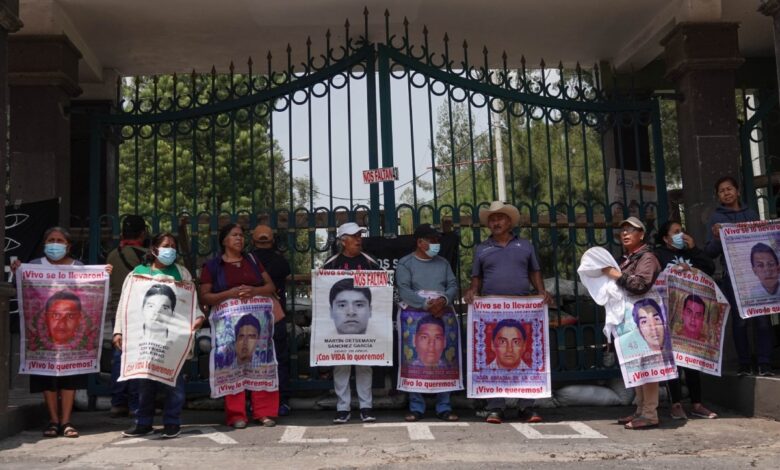 Padres de Ayotzinapa piden que AMLO no sea obstáculo
