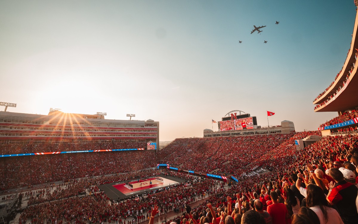 Partido de voleibol colegial impone nuevo récord de asistencia en un evento deportivo femenil