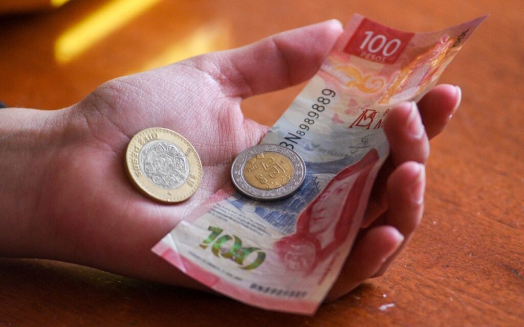 Peso mexicano continúa subida frente al dólar