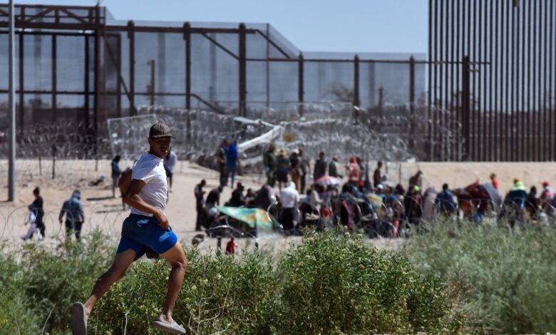 Policías “espantan” a migrantes en el Río Bravo para evitar que crucen ilegalmente a EEUU