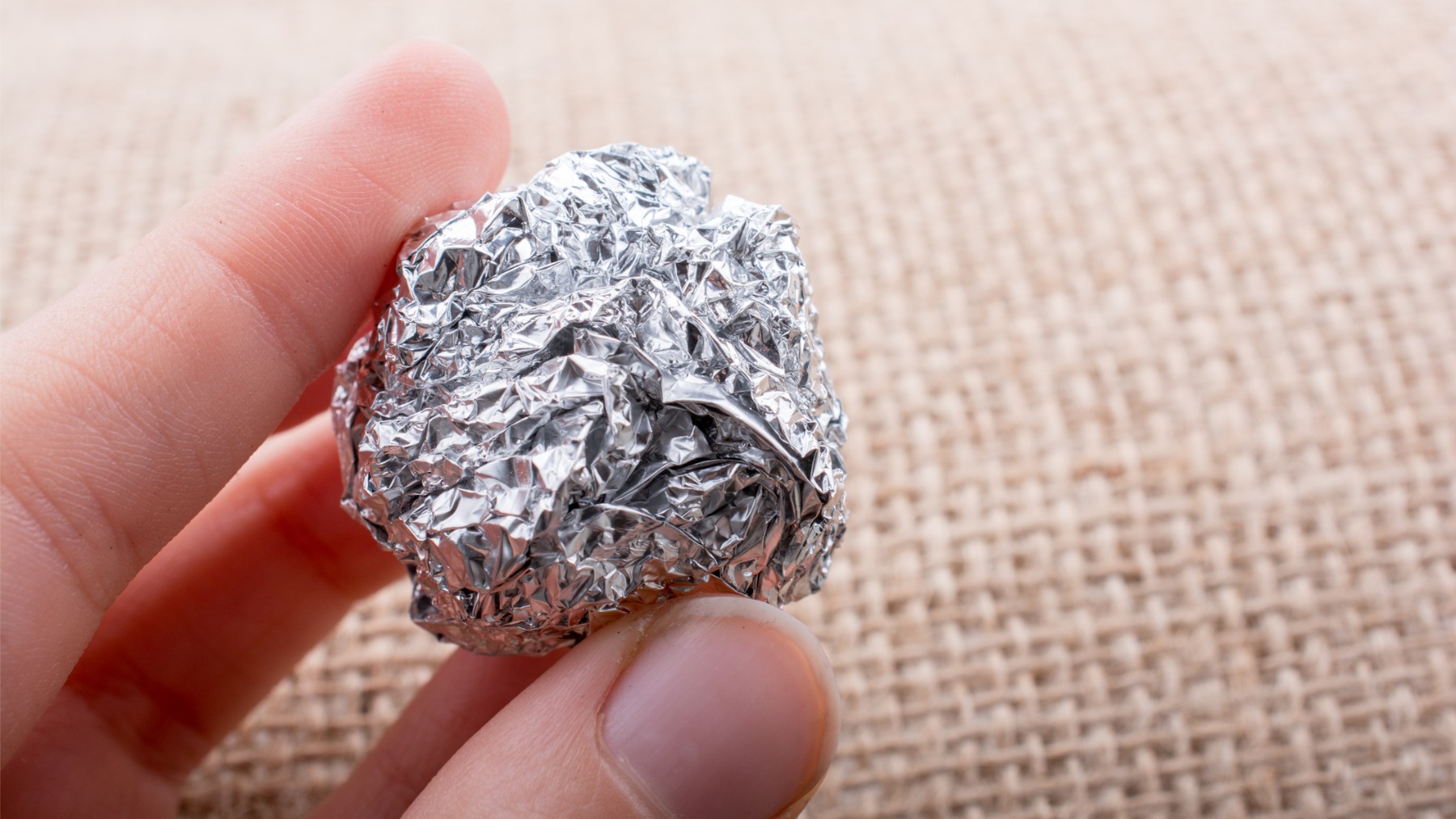 Poner una bola de papel albal en el lavavajillas cambiará tu vida para siempre