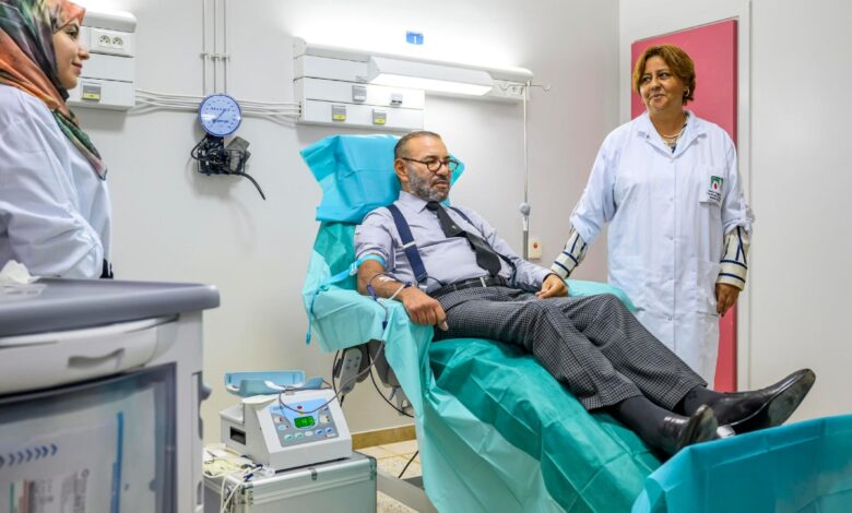 Rey de Marruecos visita a heridos y dona sangre para víctimas de terremoto