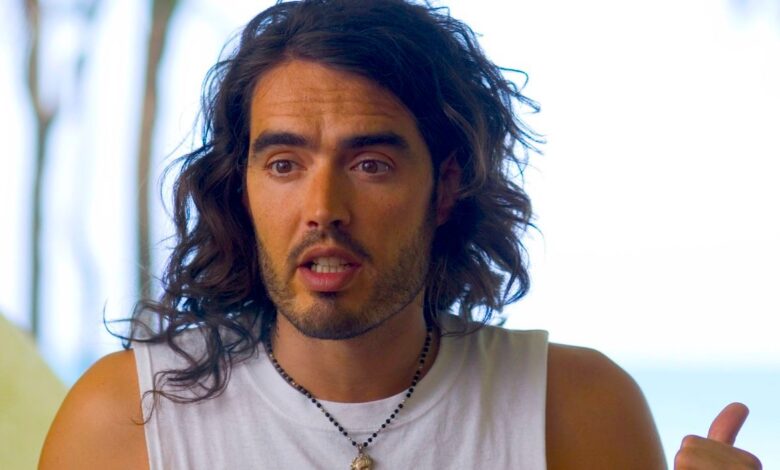Russell Brand, olvidando a la actriz Sarah Marshall, acusado de agresión sexual