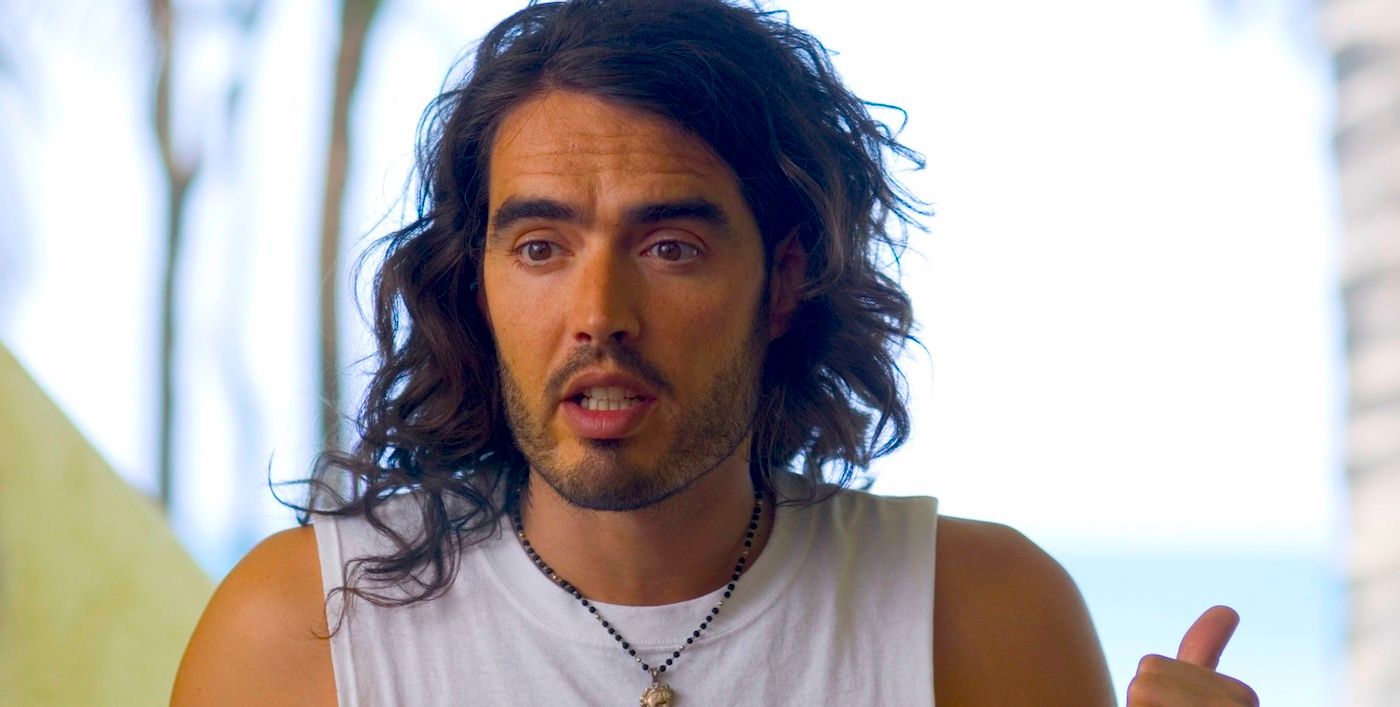 Russell Brand, olvidando a la actriz Sarah Marshall, acusado de agresión sexual