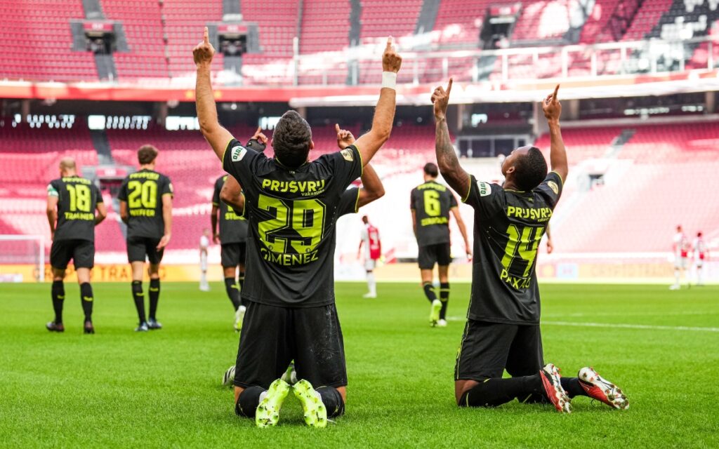 Santi Giménez completa su hat-trick en la reanudación del Feyenoord-Ajax | Video