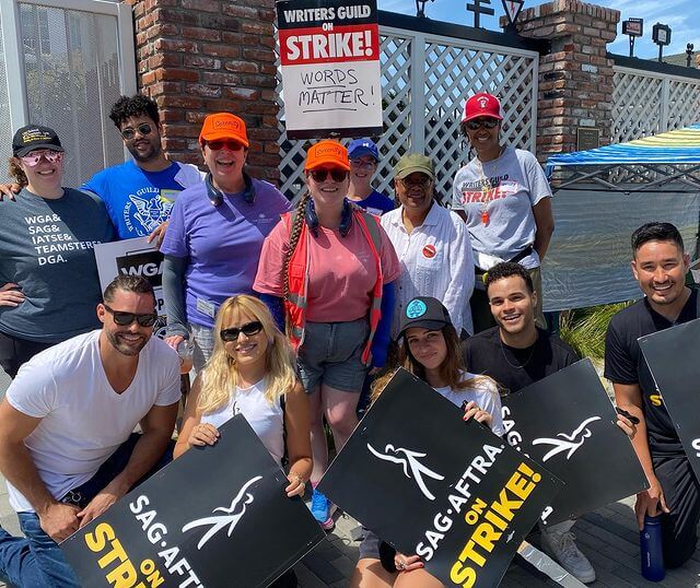Escritores de dulces magnolias en huelga
