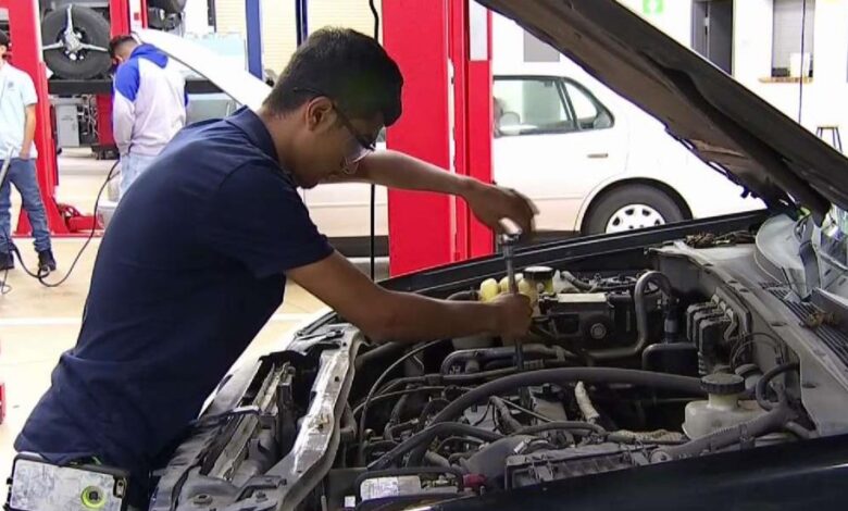 Trabajadores automotrices se mantienen en huelga por cuarto día