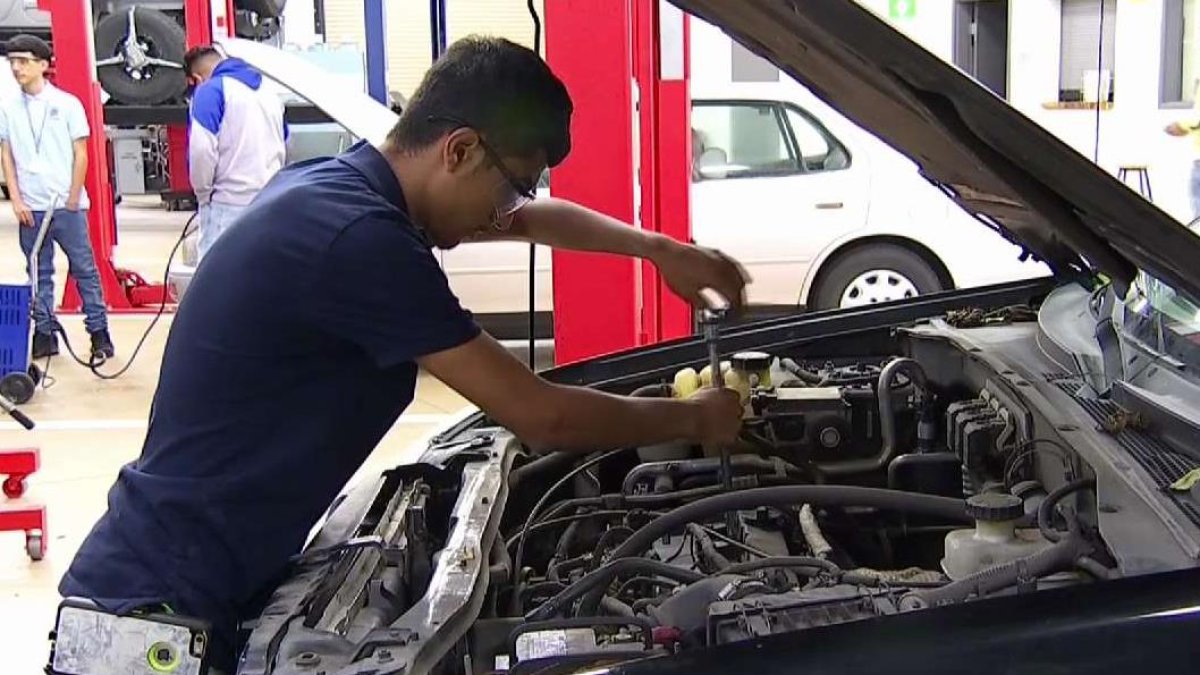 Trabajadores automotrices se mantienen en huelga por cuarto día