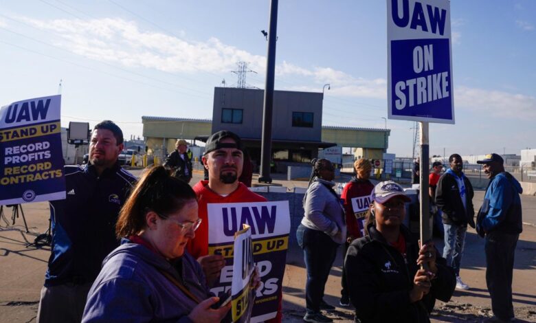 Trabajadores de General Motors y Stellantis amplían huelga en Estados Unidos