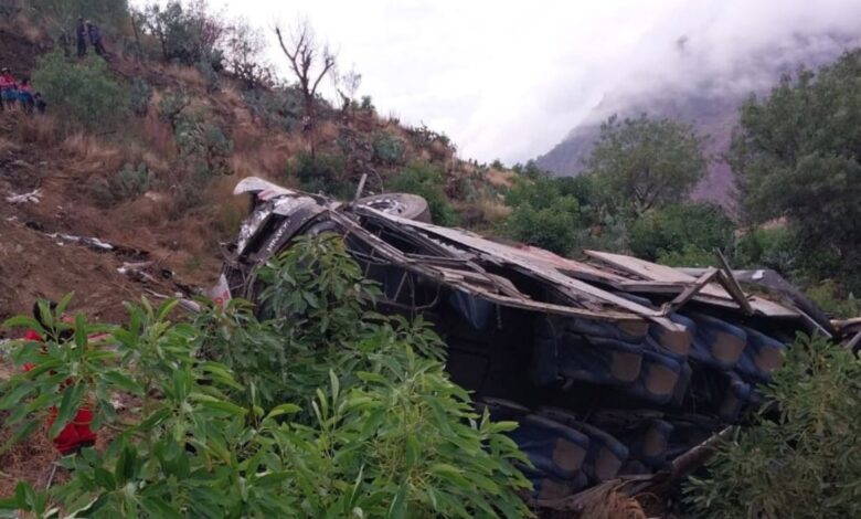 Tragedia en Perú: autobús lleno de pasajeros cae a un precipicio, hay más de 20 muertos