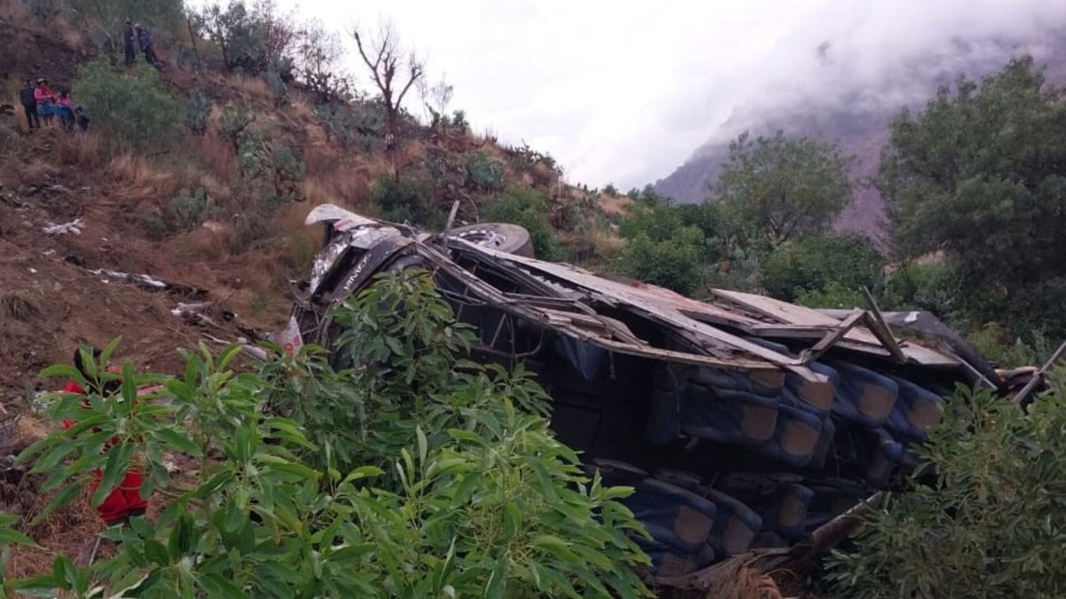 Tragedia en Perú: autobús lleno de pasajeros cae a un precipicio, hay más de 20 muertos
