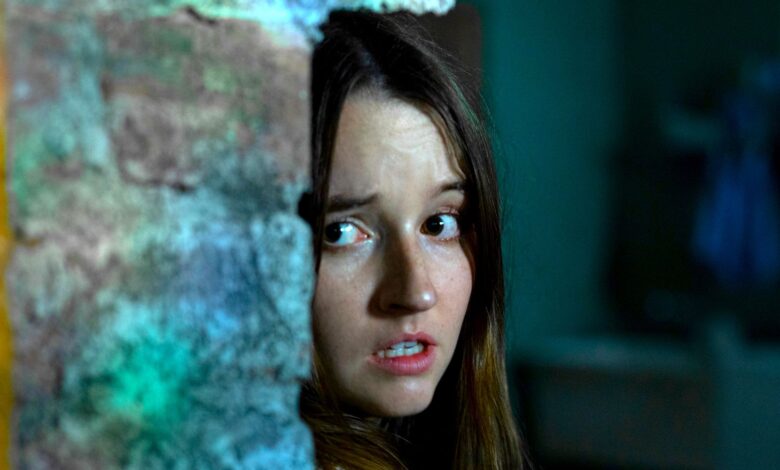 Tráiler de Nadie te salvará: la película de terror trata la abducción extraterrestre como un thriller de invasión doméstica