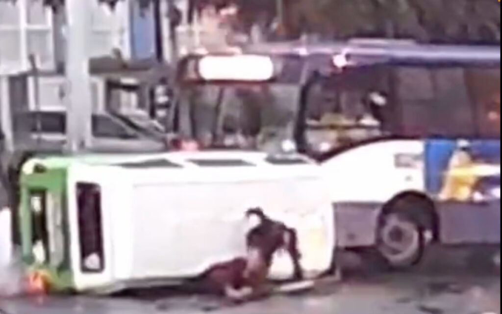 Tras choque, vuelca combi y cae sobre pasajera