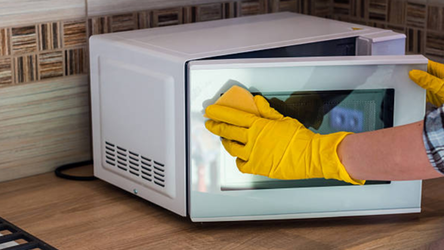 Tu microondas quedará impoluto usando sólo un ingrediente que todos tenemos en la nevera