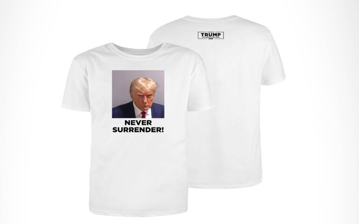 Venden playeras, tazas y otros artículos con la ficha de arresto de Trump