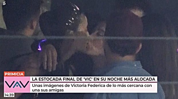 Victoria Federica dándose un beso en la boca con una amiga / Telecinco