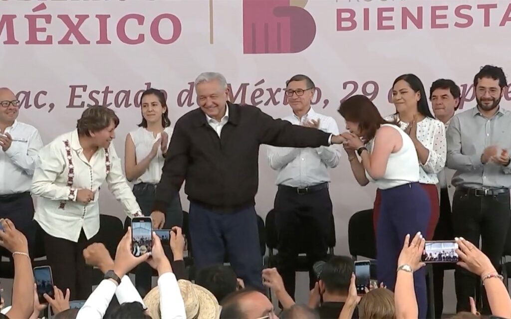 Video | Alcaldesa de Tecámac besa la mano de AMLO