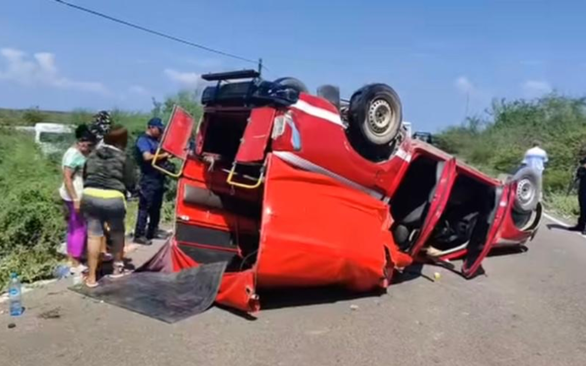 Video y fotos | Vuelca en Oaxaca camioneta con migrantes cubanos; hay 14 heridos