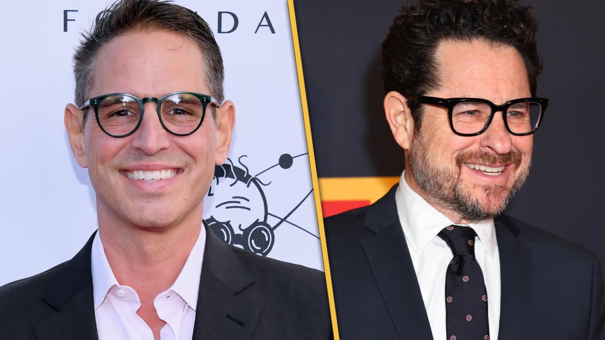 Warner Bros. suspende acuerdos televisivos con Greg Berlanti, el robot malo de JJ Abrams en medio de huelgas