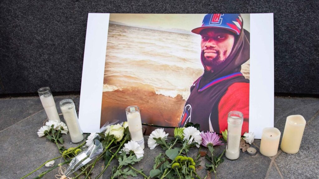 acusan a 5 expolicías de violaciones de derechos civiles