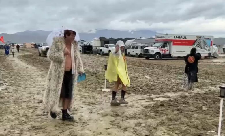 asistentes al Burning Man intentan regresar a casa