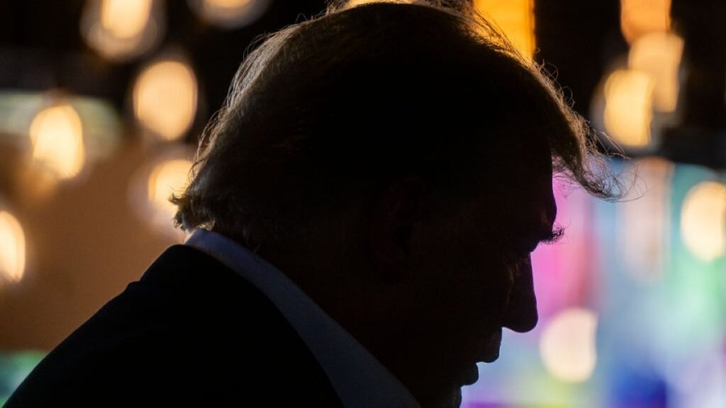 demanda argumenta que la Constitución impide la candidatura de Trump