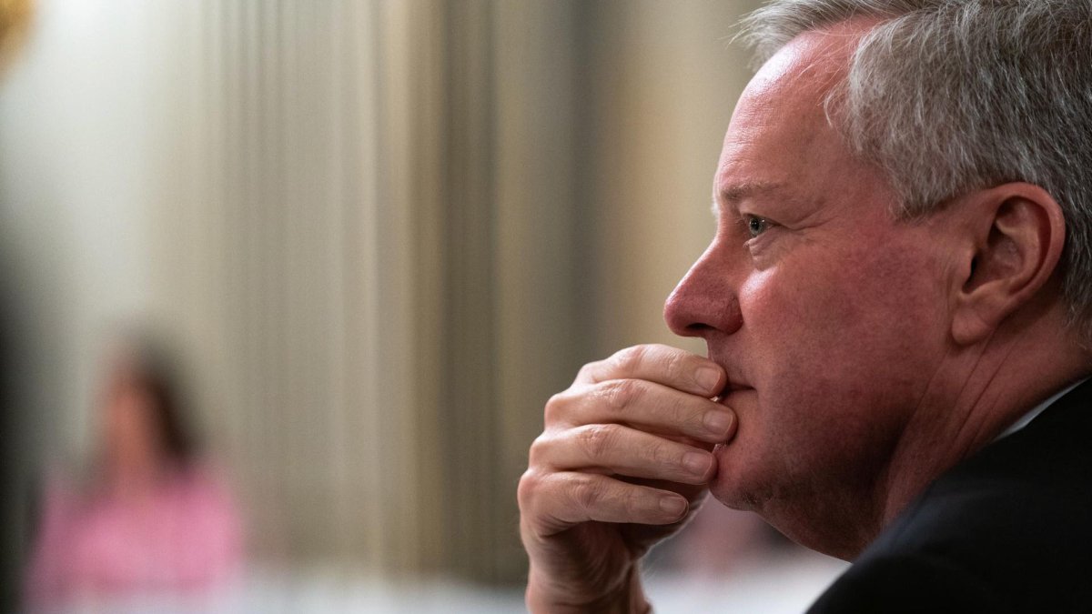 juez rechaza pedido de exjefe de Gabinete de Trump de mover su caso a una corte federal