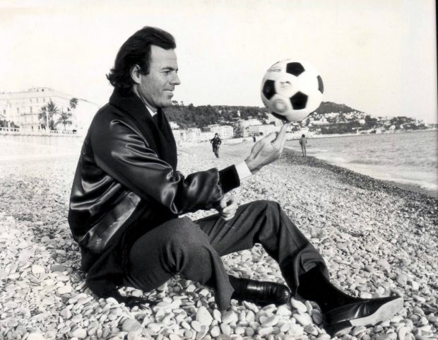Julio Iglesias posando con un balón / GTRES