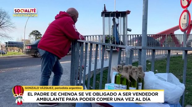 El padre Chenoa en su puesto ambulante / Socialité