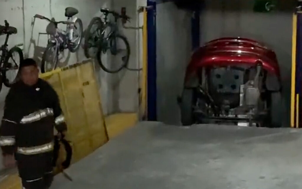 ¡Con todo y carro! Mujer cae a cubo de elevador | Video