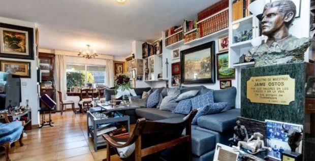 Salón del chalet de Jaime Ostos en Villaviciosa de Odón / Idealista