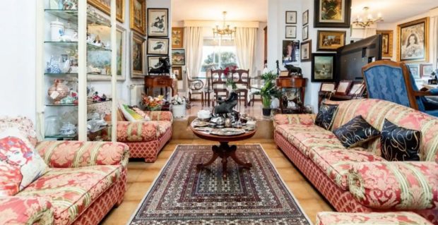 Salón del chalet de Jaime Ostos en Villaviciosa de Odón / Idealista